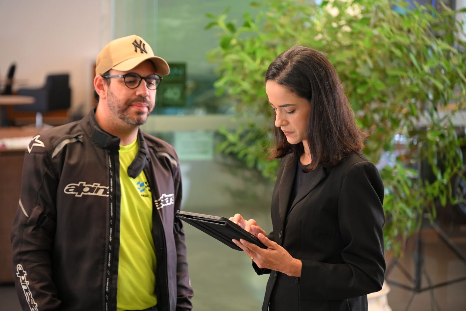 lançamento da BMW R 1300 GS BlueTie Eventos Recepcionista da BlueTie atende convidado no credenciamento
