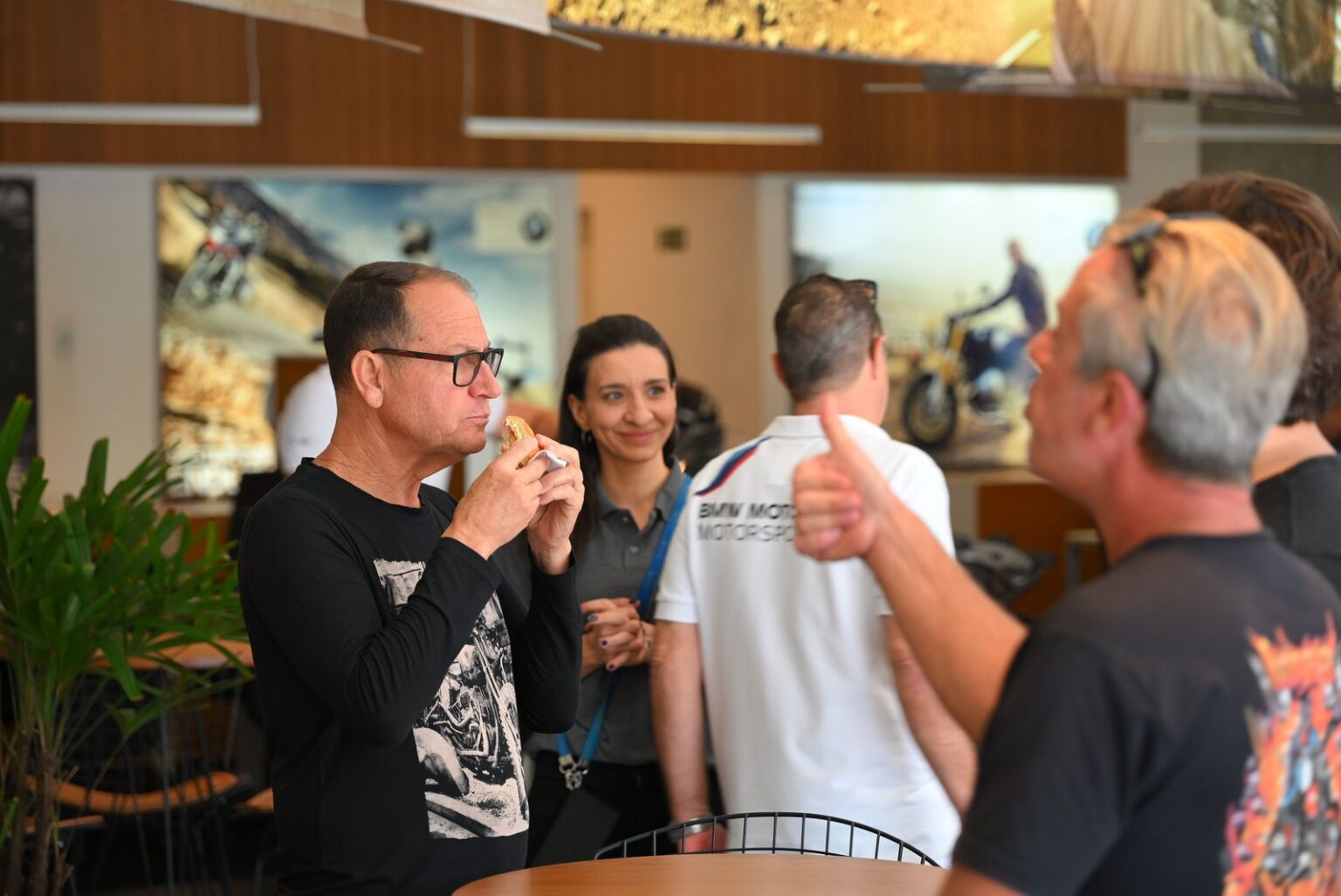 lançamento da BMW R 1300 GS BlueTie Eventos Convidados conversam durante o evento de lançamento