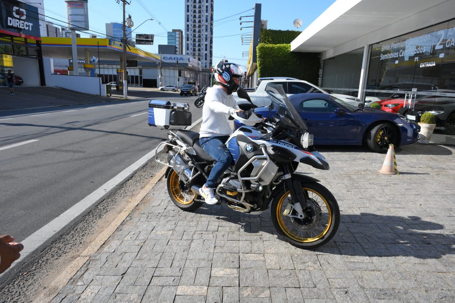 lançamento da BMW R 1300 GS BlueTie Eventos Motocicleta BMW R 1300 GS exposta na área externa da concessionária