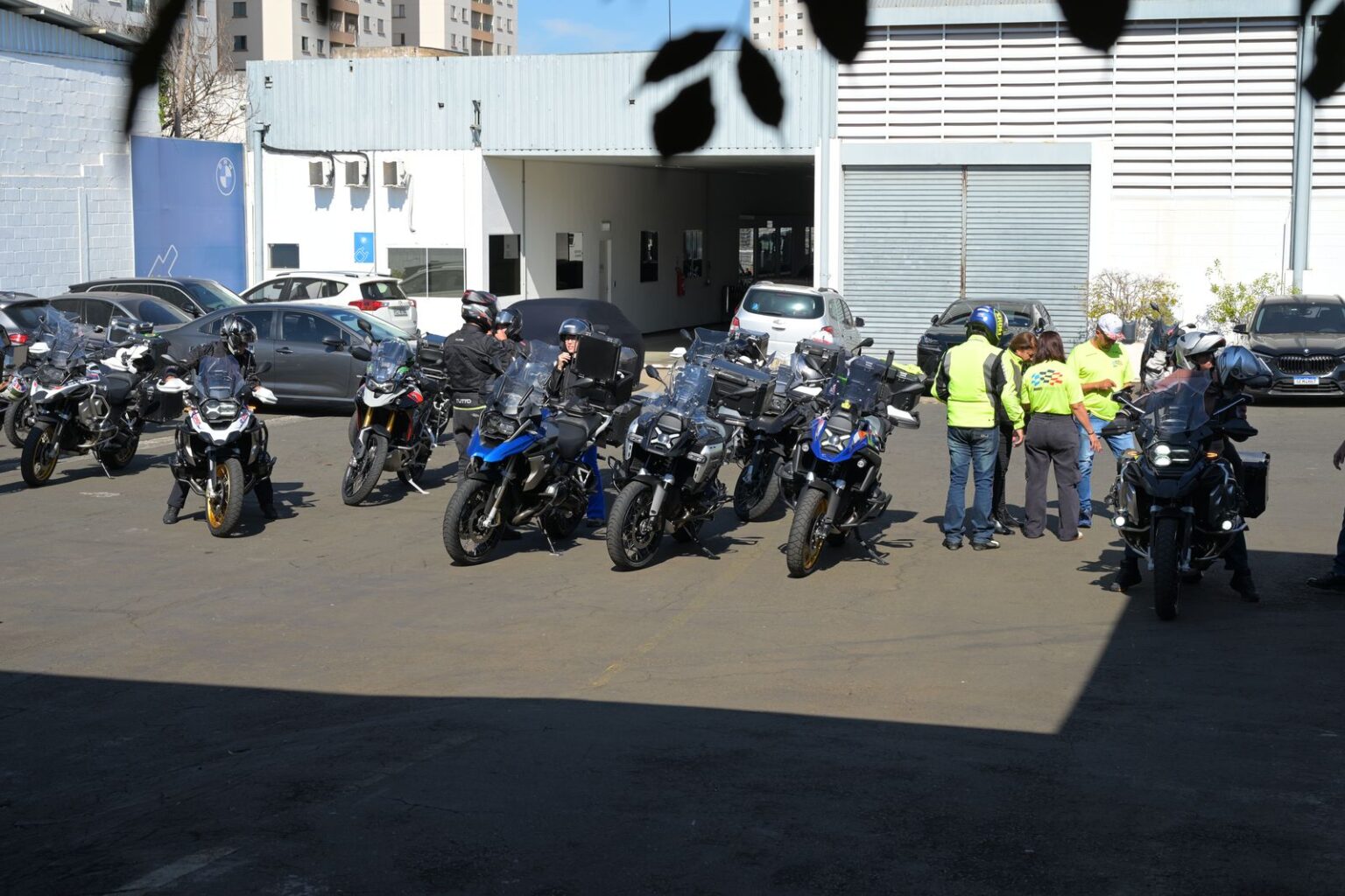 lançamento da BMW R 1300 GS BlueTie Eventos Motos dos convidados estacionadas no pátio durante o evento