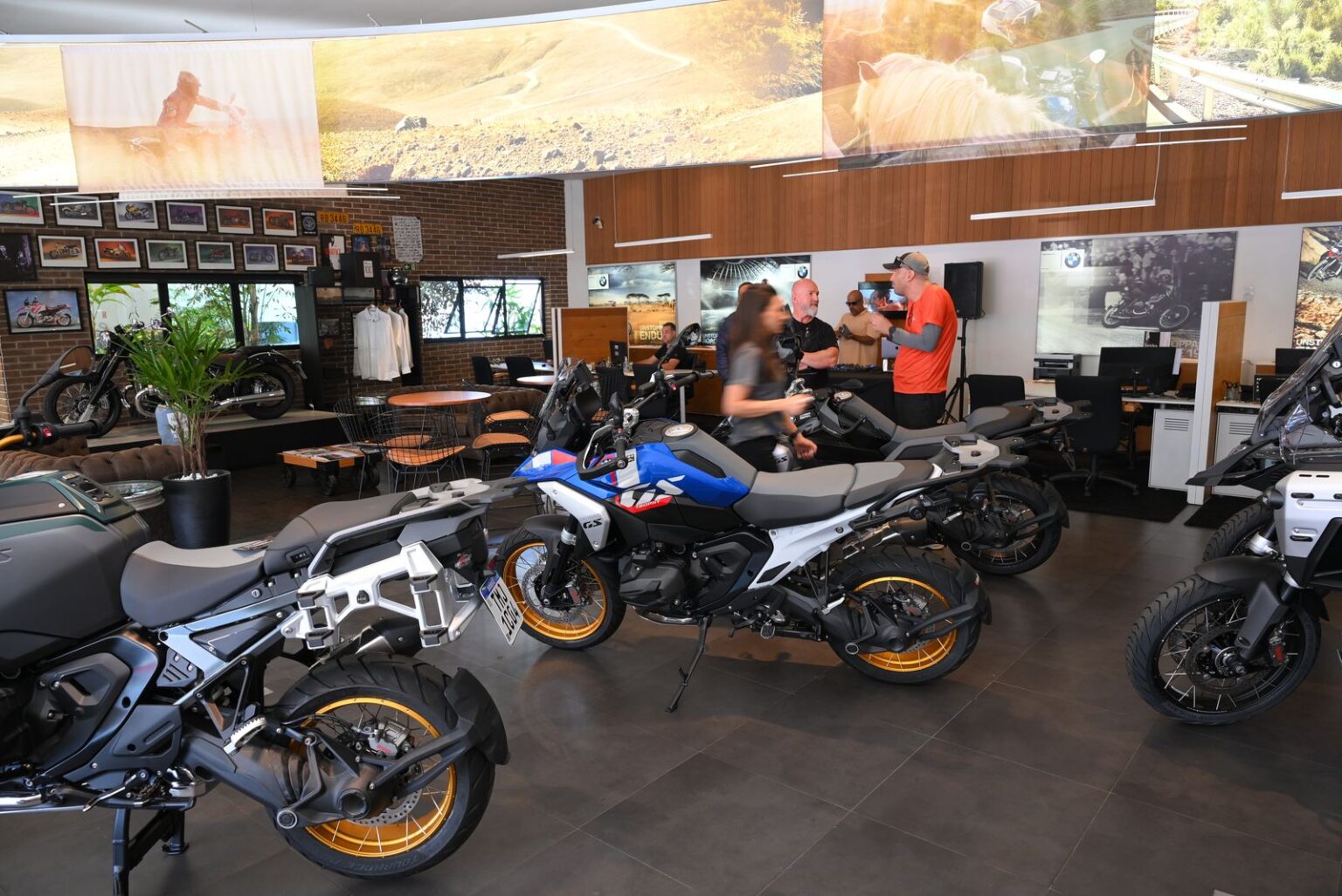 lançamento da BMW R 1300 GS BlueTie Eventos Showroom da BMW Carolina Florence com motocicletas