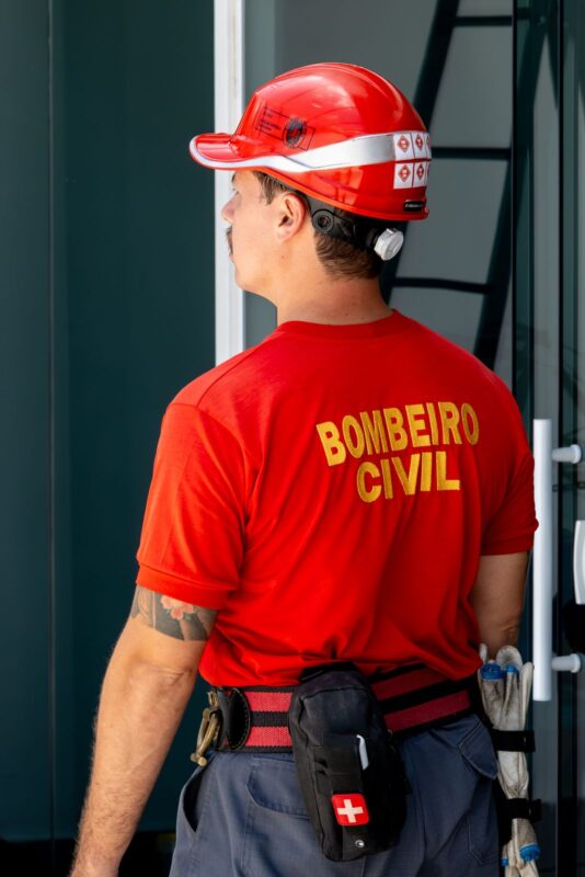 Bombeiro civil da BlueTie com capacete e equipamento de segurança