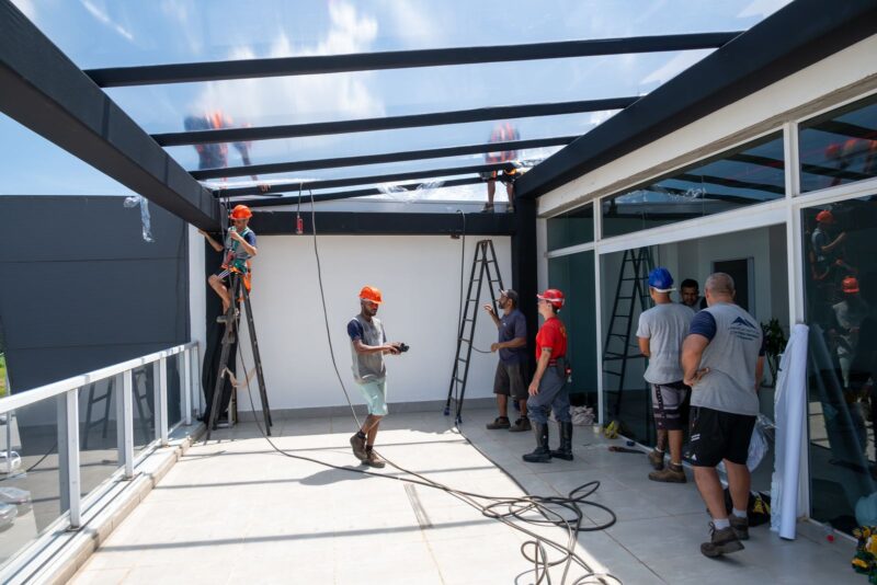 Montagem da estrutura do terraço acompanhada pela brigada