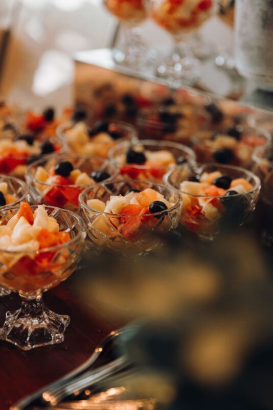 Buffet do evento com taças de salada de frutas