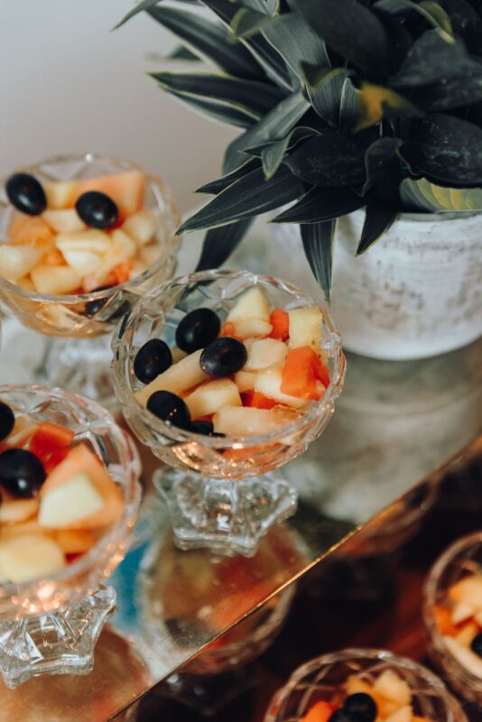 Detalhe do buffet com frutas e decoração