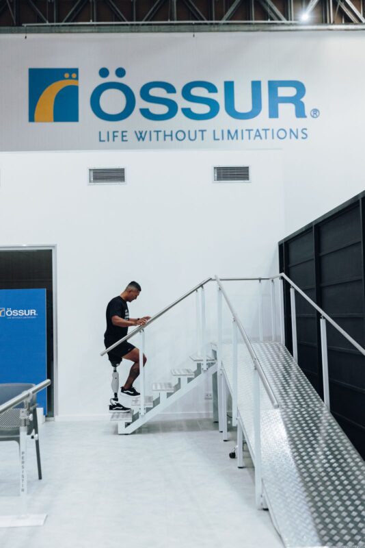 Demonstração de marcha em escada de reabilitação sob o painel da Össur