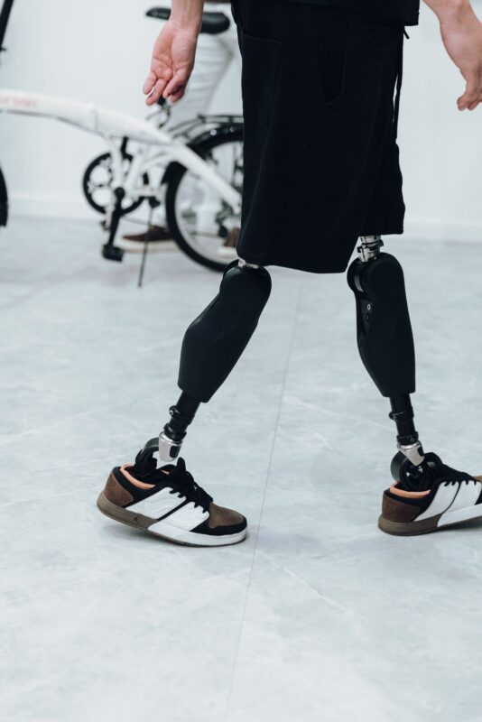 Usuário com próteses caminhando no espaço da Össur