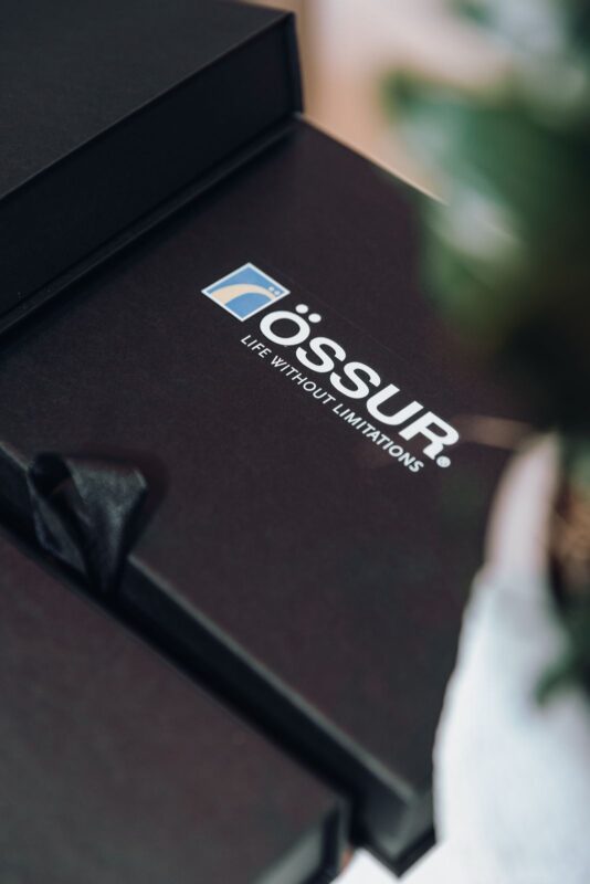 Usuário sobe escada de reabilitação com prótese de perna