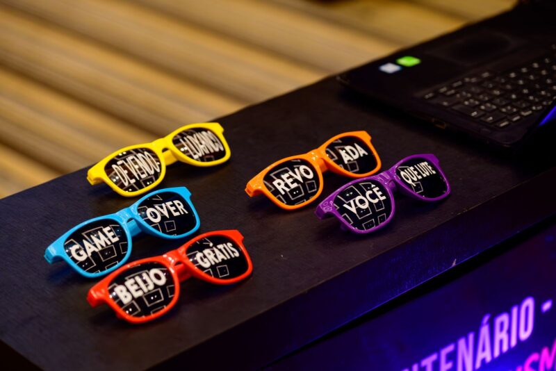 Óculos personalizados oferecidos como brinde aos convidados da Festa do Centenário da SMCC