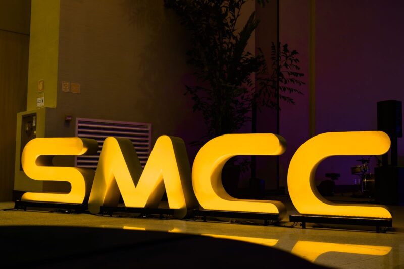 Letras luminosas com a sigla SMCC na Festa do Centenário da SMCC