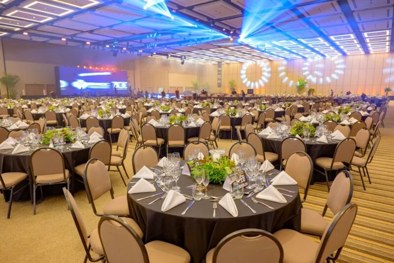 Mesa redonda posta para o jantar de gala da Festa do Centenário da SMCC