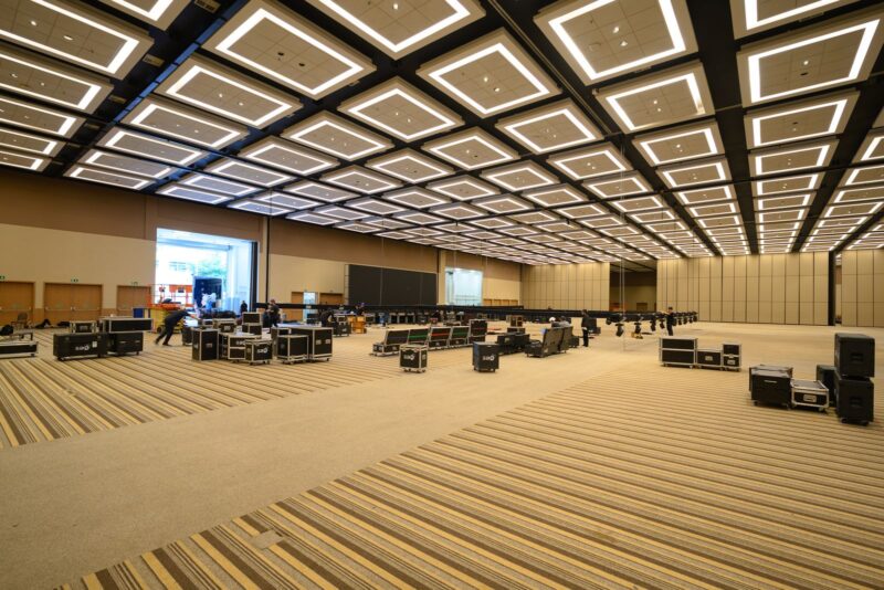 Vista ampla do salão do Royal Palm Hall durante a montagem da Festa do Centenário da SMCC