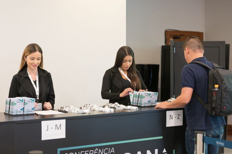 Equipe de credenciamento da BlueTie em um evento