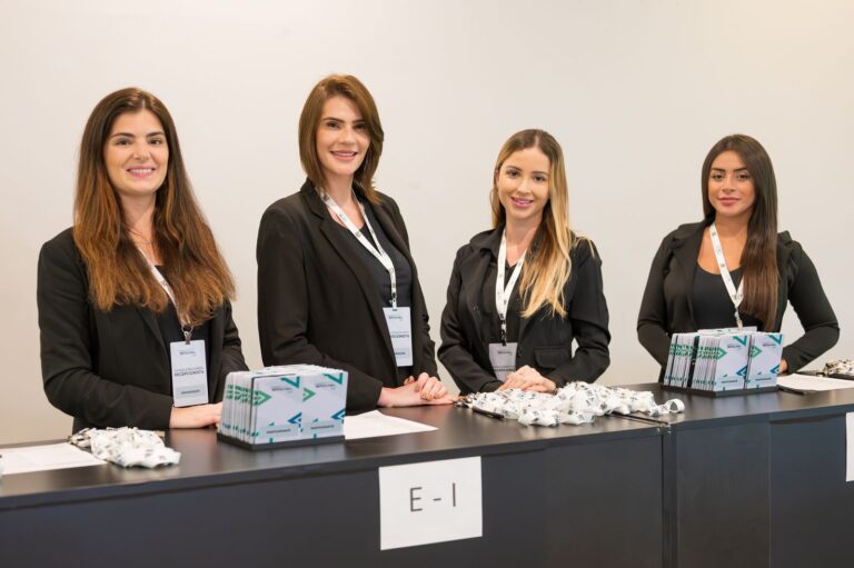 Equipe de credenciamento da BlueTie em um evento