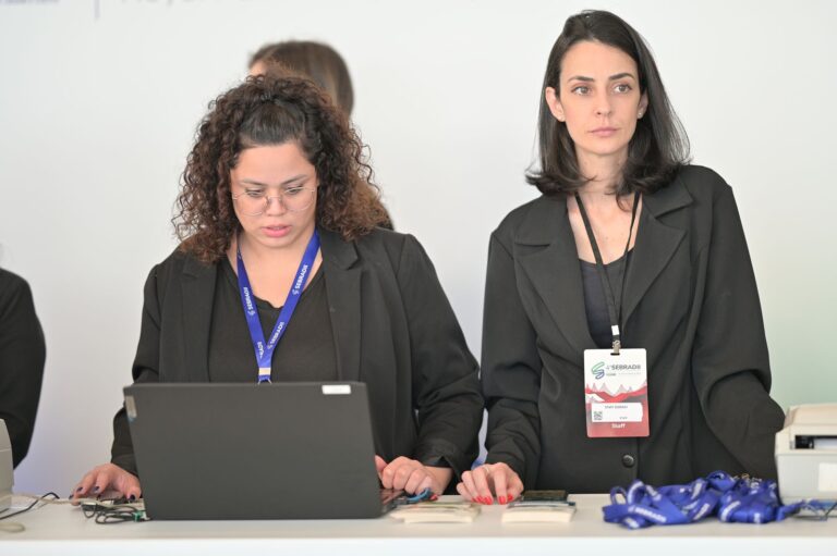 Equipe de credenciamento da BlueTie em um evento