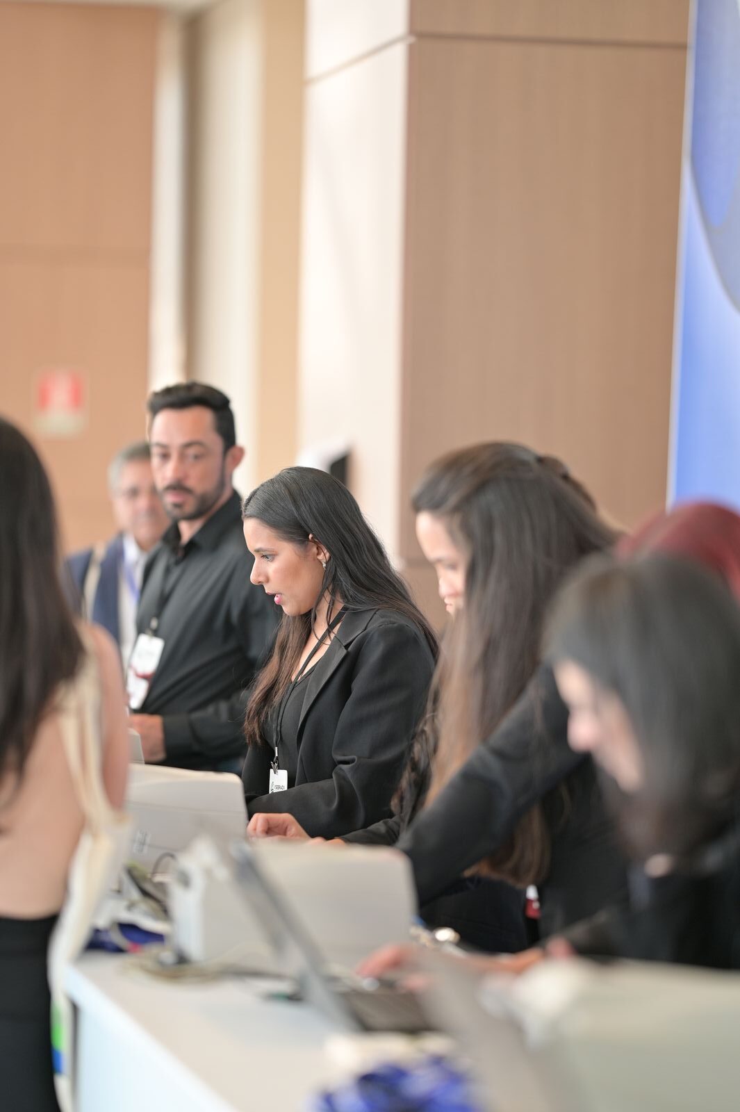 Equipe de credenciamento da BlueTie em um evento