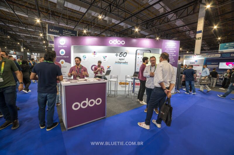 Estande do expositor odoo com visitantes durante o ERP Summit, no Expo Center Norte