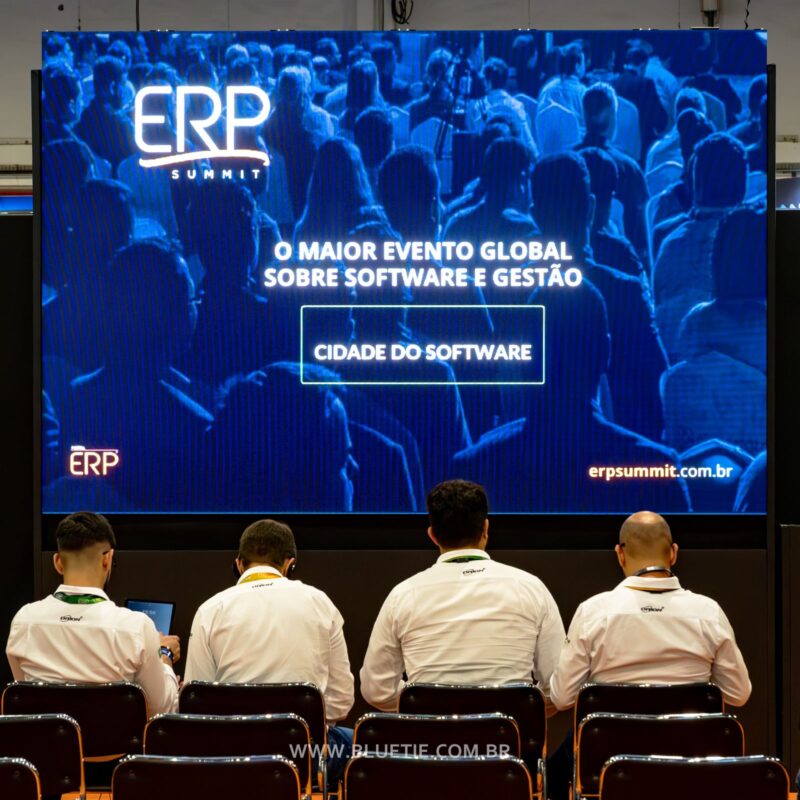 Palestrantes e telão na plenária do ERP Summit