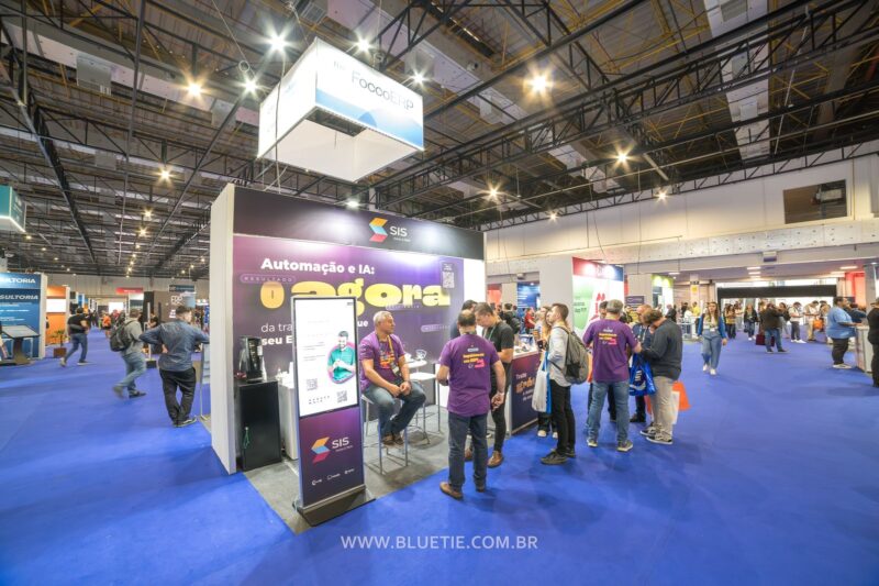 Estande de expositor (SIS) com visitantes durante o ERP Summit