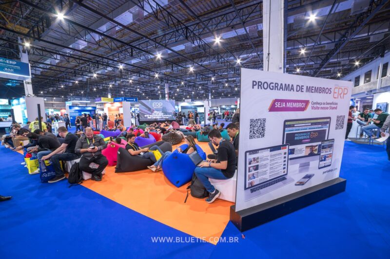 Área do Programa de Membros e lounge de convivência do ERP Summit