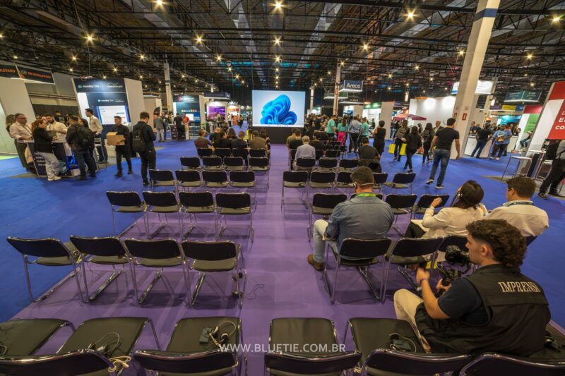 Plateia e imprensa em uma área de palestras do ERP Summit