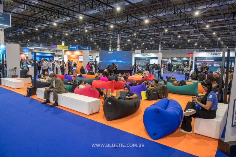 Área de descanso e convivência com pufes no pavilhão do ERP Summit