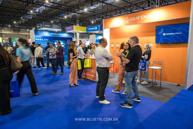 Visitantes circulando entre os estandes do ERP Summit, no Expo Center Norte