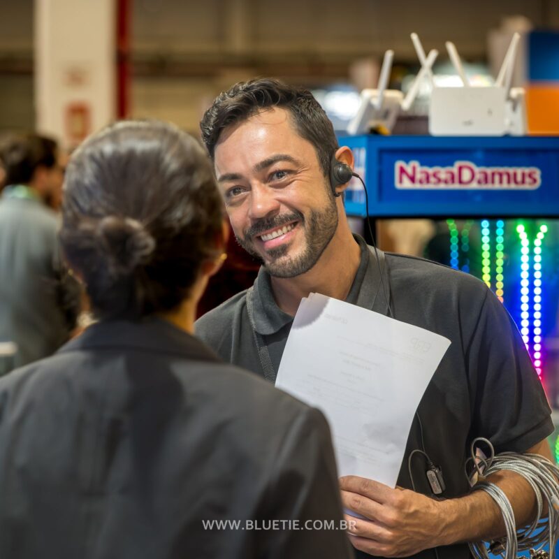 Participantes em conversa de networking durante o ERP Summit