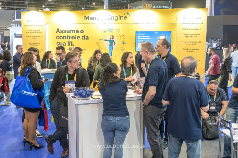 Estandes de expositores e visitantes durante o ERP Summit
