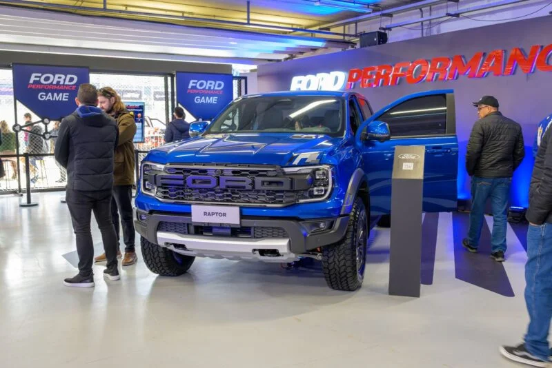 Estande da Ford com picape em exposição no festival