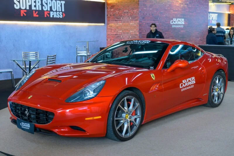 Ferrari California vermelha na área de pista do festival