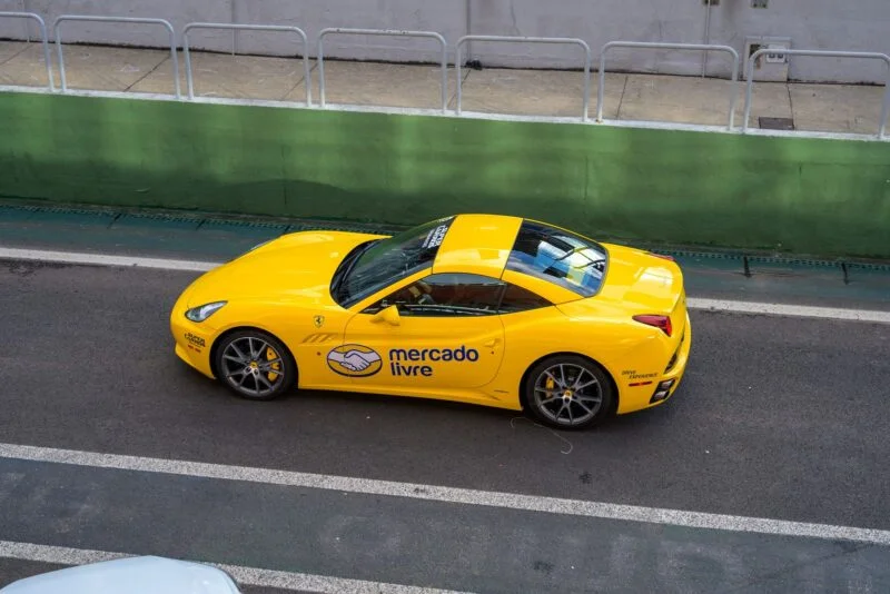 Ferrari 458 amarela no pit lane do Autódromo de Interlagos