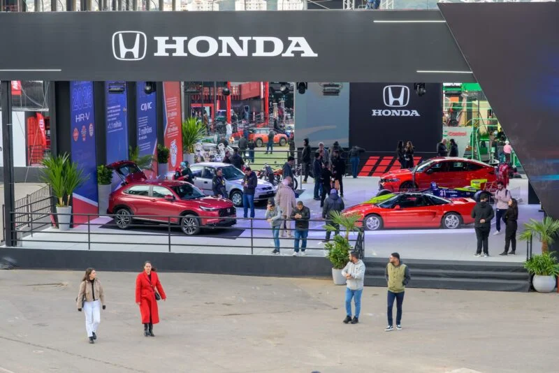 Estande da Honda com modelos vermelhos no festival
