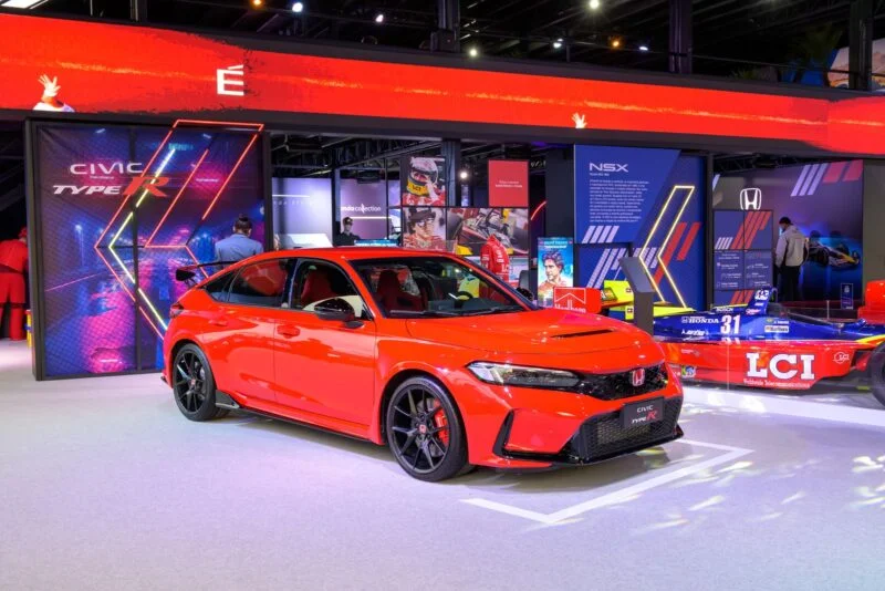 Honda Civic Type R vermelho em estande iluminado