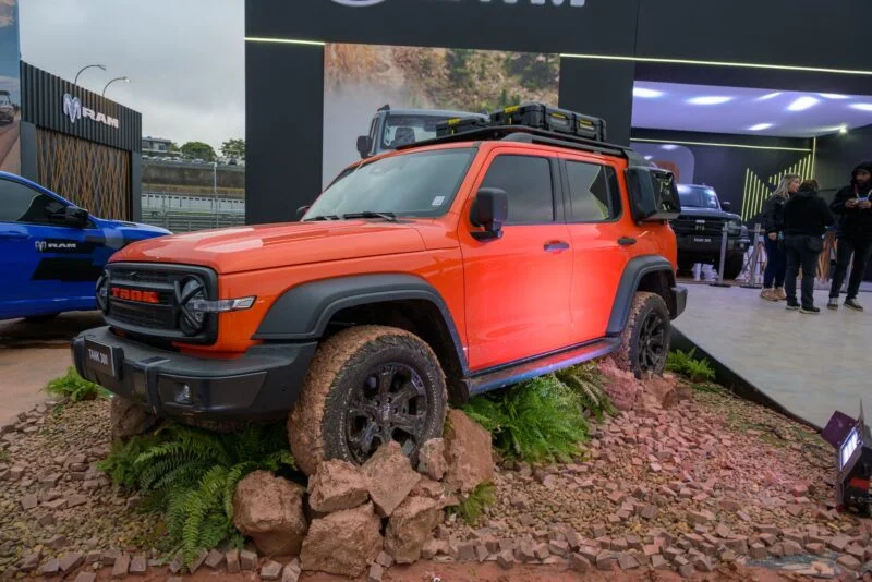 SUV off-road laranja em cenário de pedras no festival