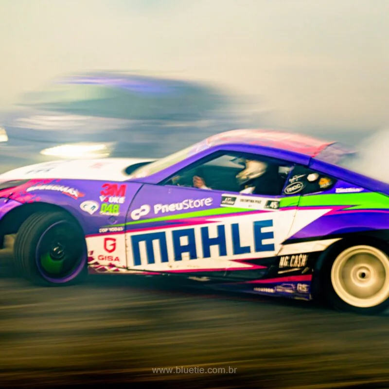 Carro de drift com patrocínio MAHLE em demonstração na pista