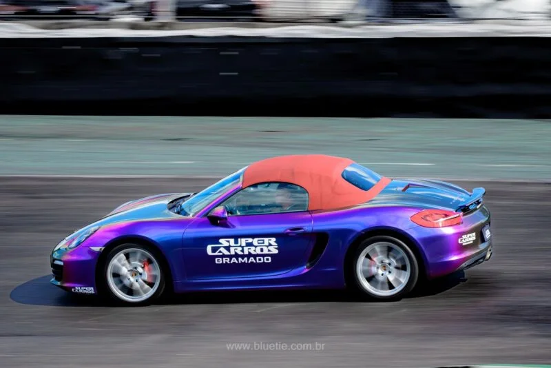 Carro em demonstração de drift na pista do festival