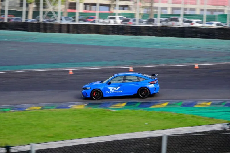 Carro esportivo azul em test drive na pista de Interlagos