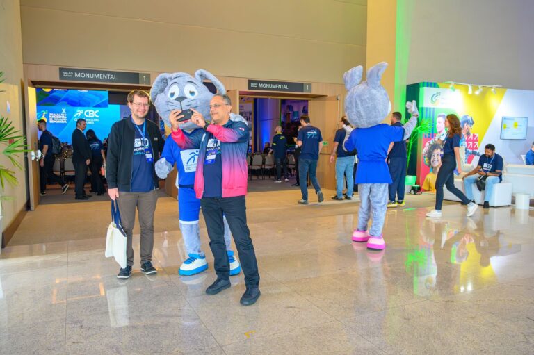 Mascote e personagem animado da BlueTie em um evento