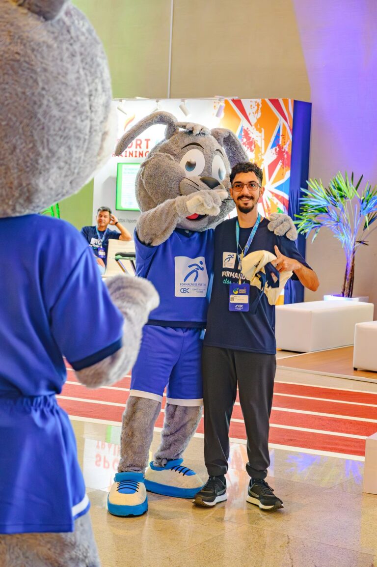 Mascote e personagem animado da BlueTie em um evento