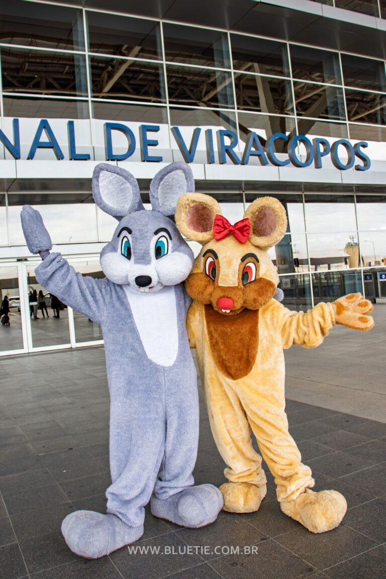 Mascotes da BlueTie animando o público em um evento
