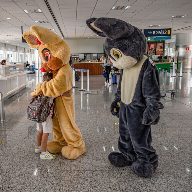 Personagem mascote da BlueTie em um evento