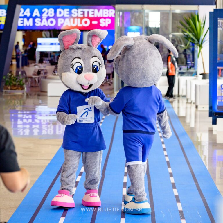 Mascote operado pela BlueTie em um evento